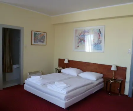 Domo Mondial Hotel 2*