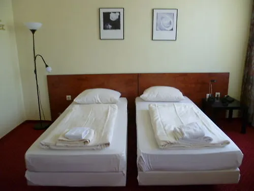 多摩莫蒂尔酒店 酒店