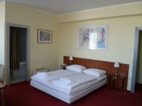 Domo Mondial Hotel 2*